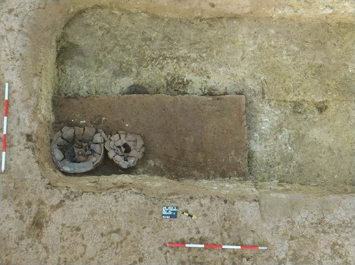 Část odkrytého komorového hrobu s keramickou výbavou ze starší doby železné.