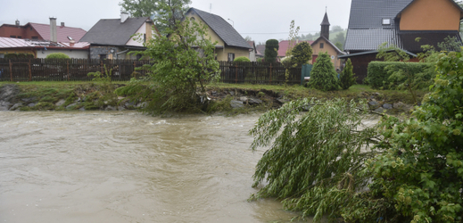 Rozvodněná řeka Senice v Ústí na Vsetínsku.
