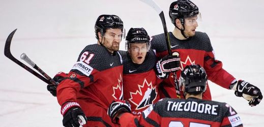 Hokejisté Kanady slaví gól ve čtvrtfinále MS proti Švýcarsku.