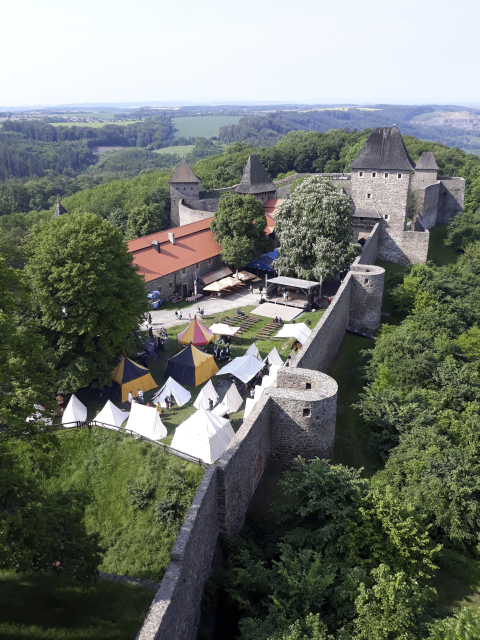 Na středověkém hradě Helfštýně u Týna nad Bečvou na Přerovsku začal 25. května 2019 dvoudenní Festival vojenské historie. Nádvoří obsadily spolky a sdružení představující vojenskou historii dvanácti staletí.