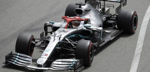 Pilot formule 1 Lewis Hamilton ve svém voze Mercedes.