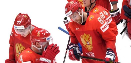 Zklamaní ruští hokejisté po semifinálové porážce od Finska.