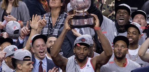 Basketbalisté Toronta s trofejí pro vítěze Východní konference.