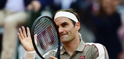 Federer slaví návrat vítězně, Kerberová překvapivě končí.