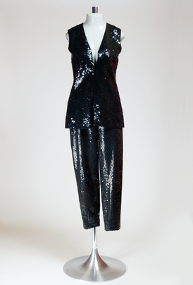 Expozici doplní také jedinečná kolekce oděvů předních významných haute couture domů ze 60. a 70. let, jejichž originální modely mecenáška nosila.