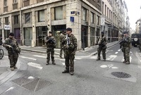Výbuch nálože v centru Lyonu zranil třináct lidí.