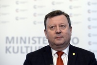 Antonín Staněk by ze své funkce ministra kultury neměl odcházet.
