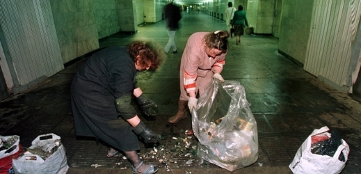 Dvě ženy sbírají odpadky v minském metru na místě, kde bylo v neděli večer v panice ušlapáno a umačkáno nejméně 53 lidí.