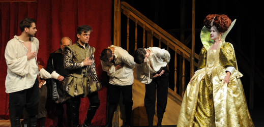 Zleva Lukáš Kofroň v roli Williama Shakespearea, Marcel Rošetzký v roli Lorda Wessexe a Veronika Týcová jako Královna Alžběta na druhé hlavní zkoušce inscenace Zamilovaný Shakespeare.