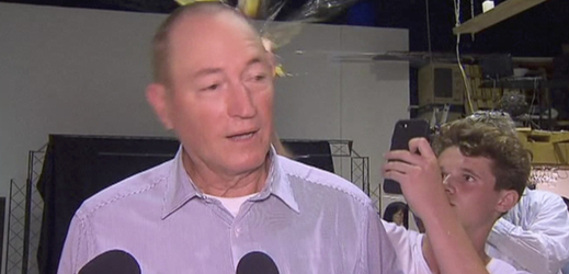 Australský mladík rozplácl kontroverznímu australskému senátorovi Fraseru Anningovi vejce o hlavu na tiskové konferenci v Melbourne.