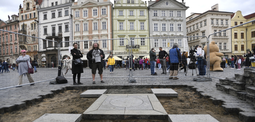 Tým akademického sochaře Petra Váni odkryl 29. května 2019 na Staroměstském náměstí v Praze dlažební kostky v místě, kde stál mariánský sloup, a zahájil tím jeho obnovu.
