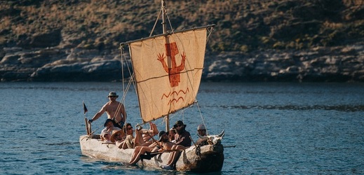 Členové posádky se plaví v replice pravěkého plavidla.
