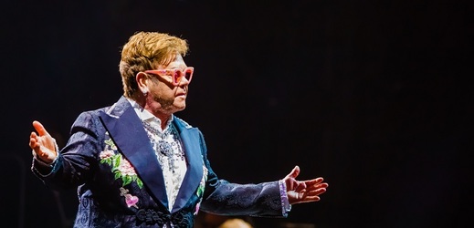 Elton John kritizuje ruskou cenzuru životopisného filmu.