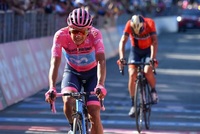Richard Carapaz vyhrál Giro d'Italia a stal se prvním ekvádorským vítězem jedné z cyklistických Grand Tour.