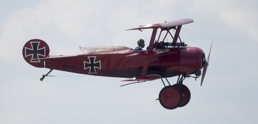 Dvoudenní Aviatická pouť pokračovala 2. června 2019 v Pardubicích. Na snímku je letecká ukázka německého trojplošníku Fokker Dr.I.