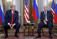 Zleva americký prezident Donald Trump a jeho ruský protějšek Vladimir Putin.