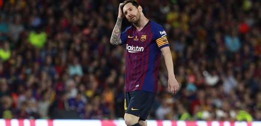 Pruhy jsou minulostí. I Lionel Messi se v nové sezoně představí v nových dresech.