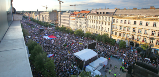 V Praze se bude demonstrovat za demisi Babiše a Benešové.