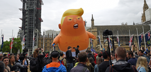 Vzteklé batole představující amerického prezidenta Donalda Trumpa.