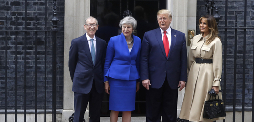 Britská premiérka Theresa Mayová a americký prezident Donald Trump (uprostřed).