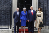 Britská premiérka Theresa Mayová a americký prezident Donald Trump (uprostřed).