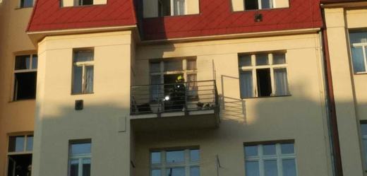 Pražští hasiči zasahují v bytě v Holešovicích.