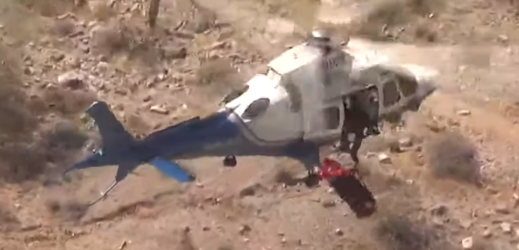 Nosítka na helikoptéře se záchranářům nekontrolovatelně roztočila.