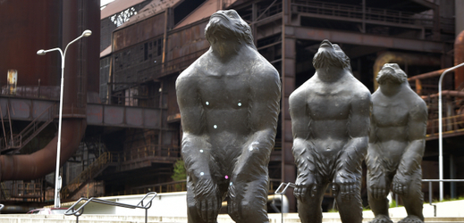 Sochy lidoopů od Lioua Žuo-wanga zdobí vstup do Velkého světa techniky. Dílo nazvané Original Sin se stalo první letošní instalací festivalu Sculpture line. 