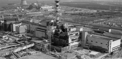 Pohled na jadernou elektrárnu Černobyl po výbuchu 4. energobloku.