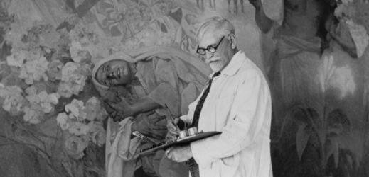 Malíř Alfons Mucha ve svém ateliéru.