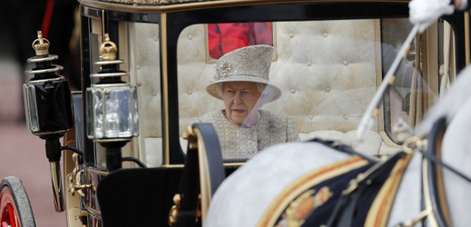 Britská královna Alžběta II. jela v uzavřeném kočáře.