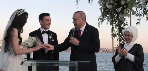 Turecký prezident Recep Tayyip Erdogan hovoří na svatbě Mesuta Özila s Amine Gulse.