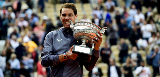 Rafael Nadal s trofejí pro vítěze.