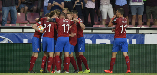 Čeští hráči radující se po prvním gólu do sítě Bulharska.