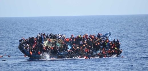 Převrácený člun s migranty. 