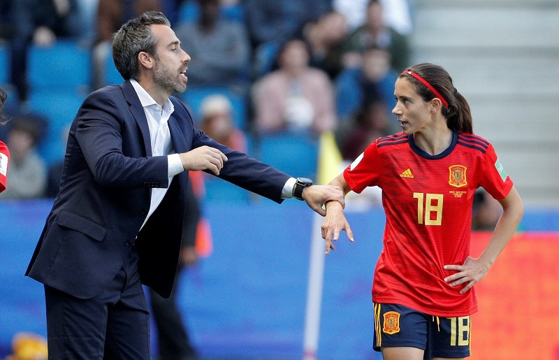 Španělský trenér jde při zápasech tak daleko, že chytá své svěřenkyně za ruce.