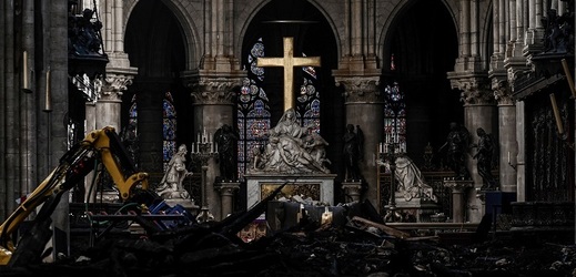 Katedrálu Notre-Dame hodně poničil požár. Nyní se v ní bude opět konat mše.