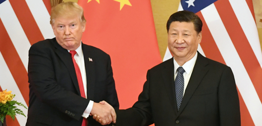 Americký prezident Donald Trump (vlevo) a jeho čínský protějšek Si Ťin-pching při loňském setkání v Pekingu.