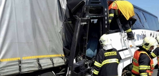 Na dálnici D35 u Litovle se 11. června odpoledne srazil autobus s nákladním autem. V autobuse cestovalo asi 25 dětí, při nehodě se vážně zranil jeho řidič, který byl po vyproštění letecky transportován do nemocnice. Z místa muselo být odvezeno také dalších šest dětí.