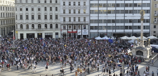 Lidé demonstrovali 11. června 2019 na náměstí Svobody v Brně proti premiérovi Andreji Babišovi a za nezávislost justice. 