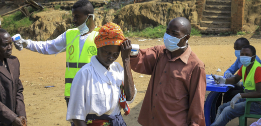 Lékaři kontrolují stav lidí v Kongu, kde je epidemie eboly.