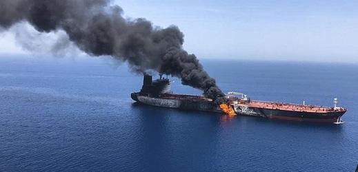 V Hormuzském průlivu došlo ve čtvrtek k útoku na dvojici tankerů.