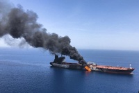 V Hormuzském průlivu došlo ve čtvrtek k útoku na dvojici tankerů.