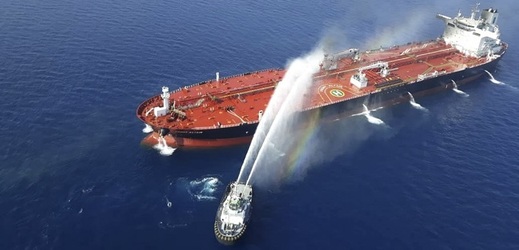 Dva tankery v Ománském zálivu se staly terčem útoku.