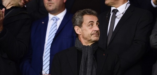 Nicolas Sarkozy často používá pětiseteurovou bankovku.
