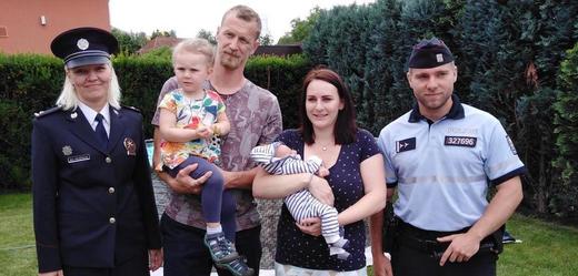 Policisté s párem, kterému minulý měsíc pomohli do porodnice.