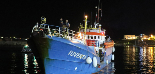 Kapitánka záchranářské lodi viní Řím z "kriminalizace solidarity".