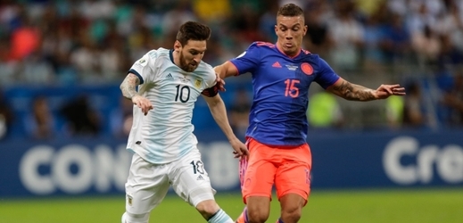 Lionel Messi (vlevo) se snaží obehrát Mateuse Uribeho z Kolumbie.