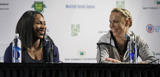 Serena Williamsová (vlevo) na tiskové konferenci s Caroline Wozniackou před exhibicí v New Yorku.