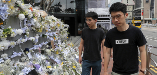 Dvaadvacetiletý Joshua Wong (vlevo).